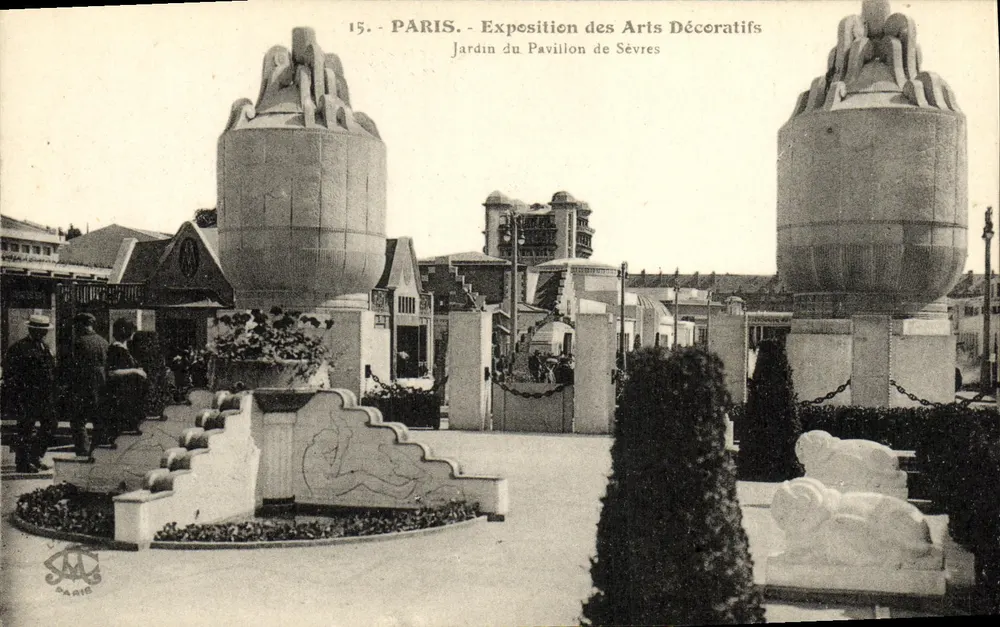 Paris - Ausstellung der dekorativen Künste - Garten des Pavillon de Sévres - Vorderseite