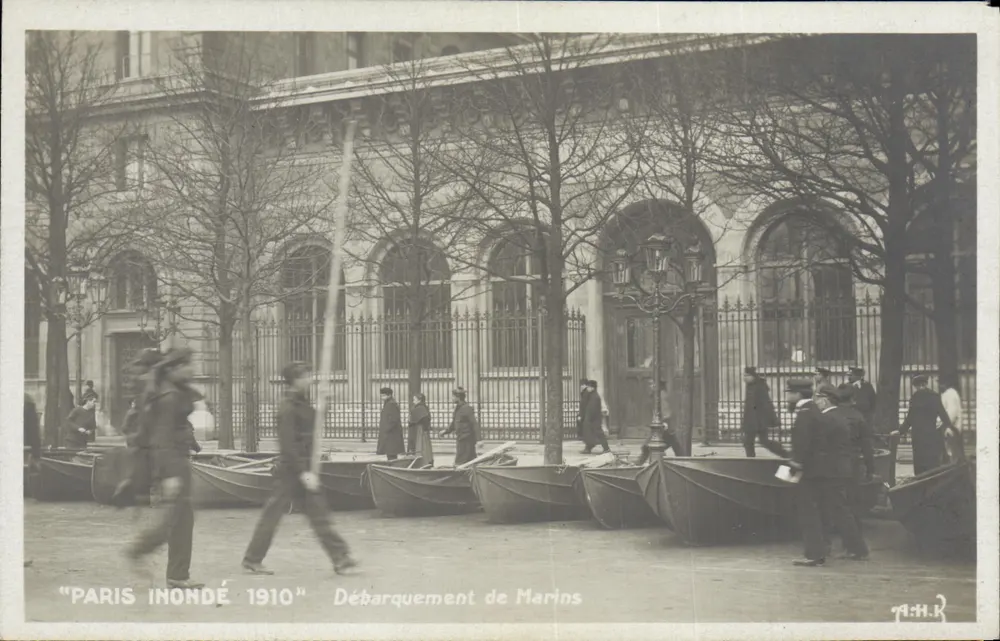 Parigi Allagata 1910 — Sbarco di Marinai — A.H.R. - Recto