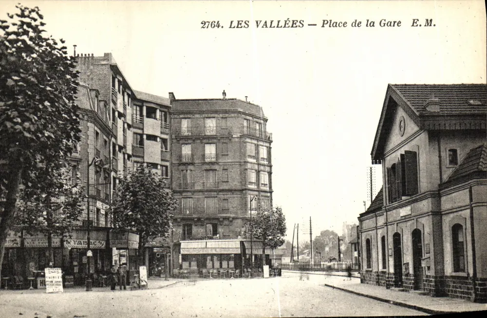 LES VALLÉES — Place de la Gare — E.M. n°2764 - Voorkant