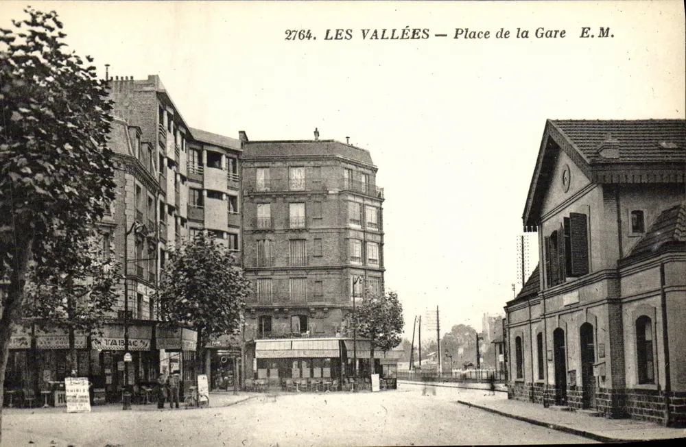 Les Vallées — Plein van de Station — E.M. n°2764 - Voorkant