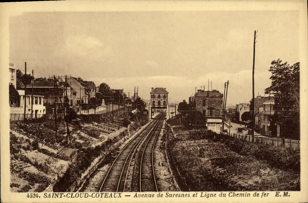 SAINT-LOUD-COTEAX — Avenue de Suresnes und Schienenstrecke — E.M. n°4524 - Vorderseite