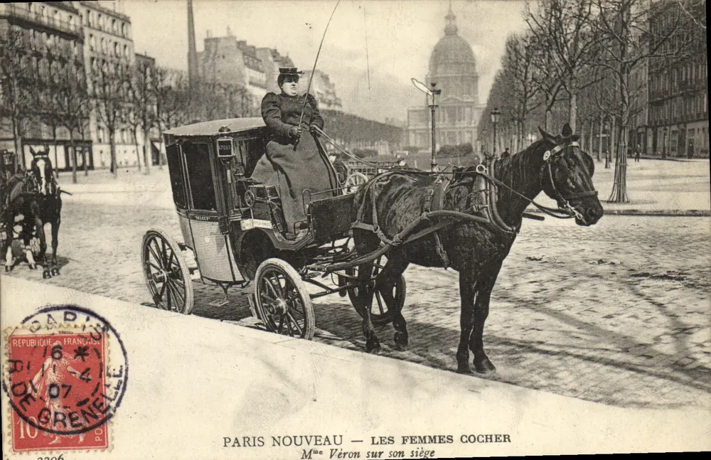 PARIS NOUVEAU — LES FEMMES COCHER — Mme Véron auf ihrem Sitz - Vorderseite