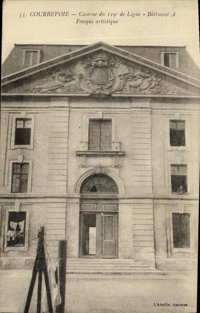 Courbevoie — Kasernen des 119. Linienregiments — Gebäude A — Künstlerische Fassadengemälde - Vorderseite