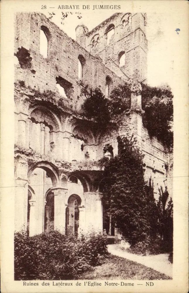Ruinen der Seiten der Kirche Notre-Dame — Abtei Jumièges - Vorderseite