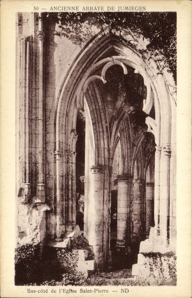Alte Abtei von Jumièges — Seitenwand der Kirche Saint-Pierre — ND - Vorderseite