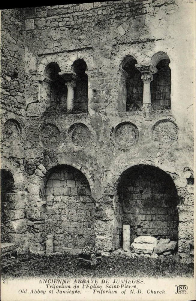 Alte Abtei von Jumieges — Triforium der Kirche Saint-Pierre — JND Phot. - Vorderseite