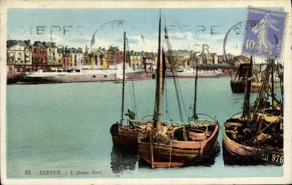 Dieppe - L'Avant-Port — vista del puerto con varios barcos a vela, editor G. Arnaud, n° 62 - Anverso