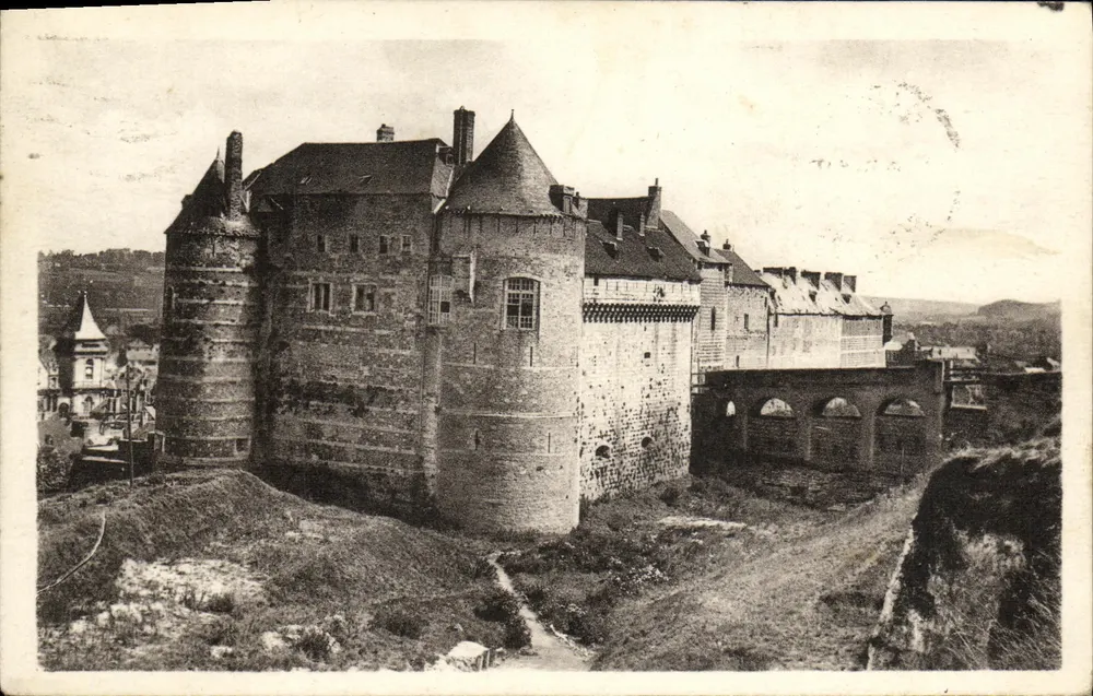 Schloss Dieppe — Nordwestfassade — C° DES ARTS PHOTOGRAPHIQUES PARIS - Vorderseite