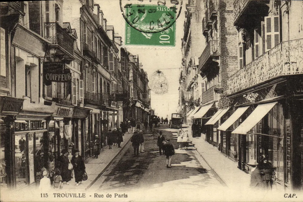 Trouville - Rue de Paris — vue de la rue avec commerces et passants — éditeur CAP. n° 115 - Frente