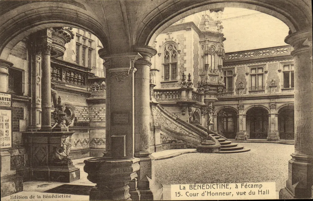 Cour d'Honneur des Halls, in Fécamp — Ansicht vom Verlag La Bénédictine — n°15 - Vorderseite