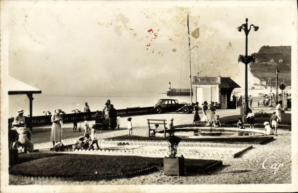 Fécamp — Promenade bord de mer avec fontaine et voiture d'époque — éditeur Cap - Vorderseite