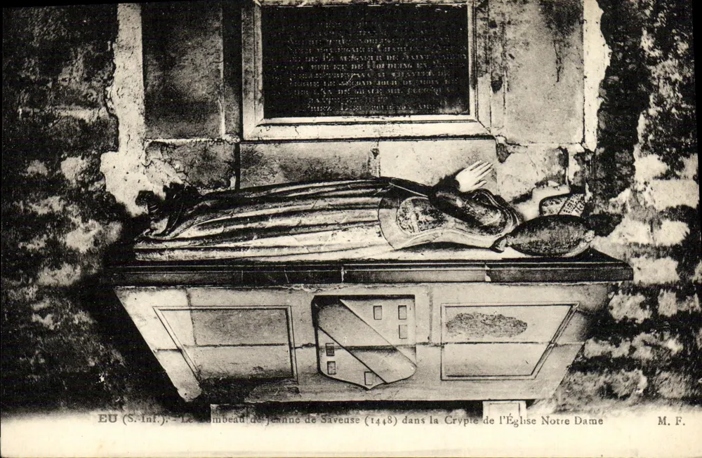 EU (S.-Inf.) - Das Grab von Jeanne de Savena (1448) in der Krypta der Kirche Notre-Dame - Vorderseite