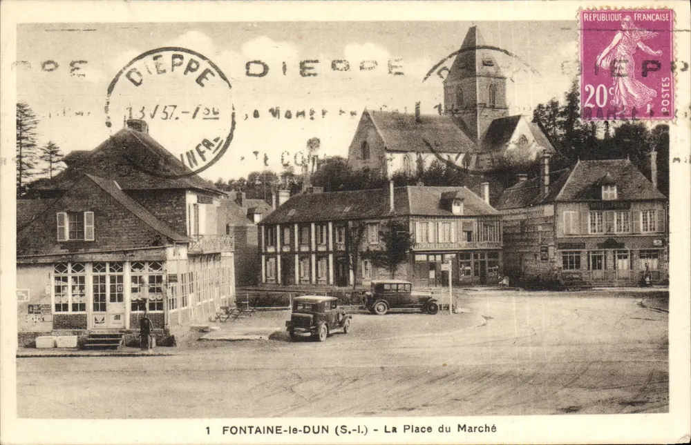 Fontaine-le-Dun (S.-L.) — La Place du Marché — Ed. Photo de Montès, Casino, Dieppe - Recto