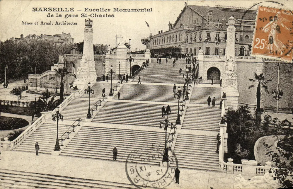 Marseille — Monumentaler Treppenaufgang der St-Charles-Bahnhof — Sénes et Arnaul, Architekten - Vorderseite