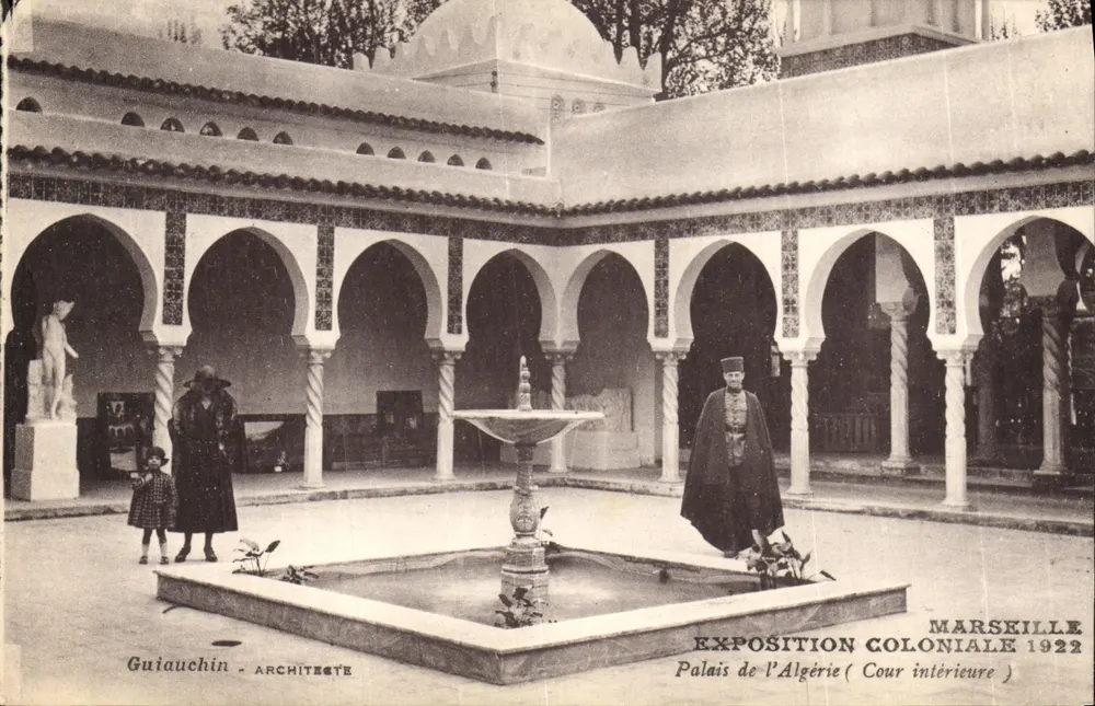 Palast von Algerien — Innenhof — Kolonialausstellung von Marseille 1922 — Guiauchin, Architekt - Vorderseite