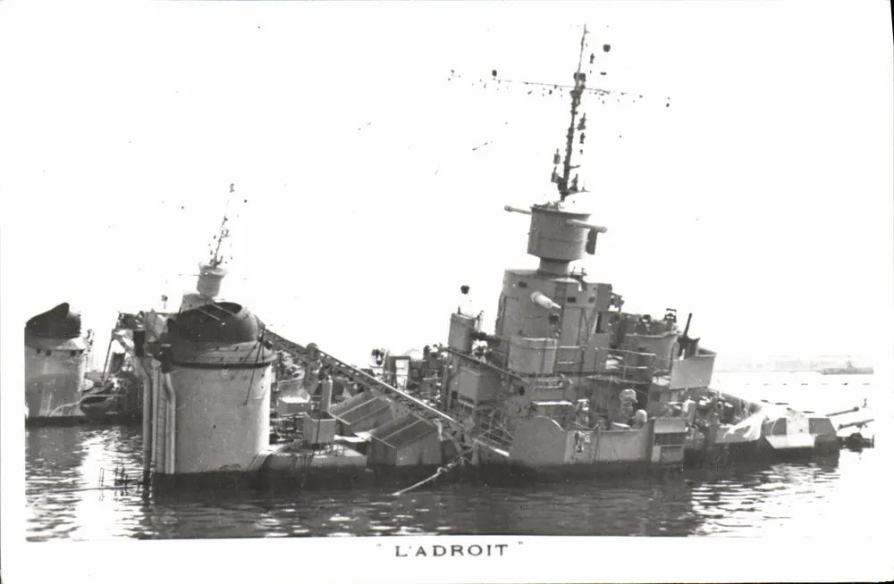 O Adroito — Cruiser da Marinha francesa — Editor Marius Bar, Toulon - Frente