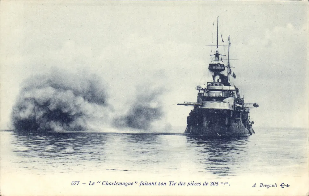 Der "Charlemagne" feuert seine 305 mm-Kanonen — A. Bougault, n° 577 - Vorderseite