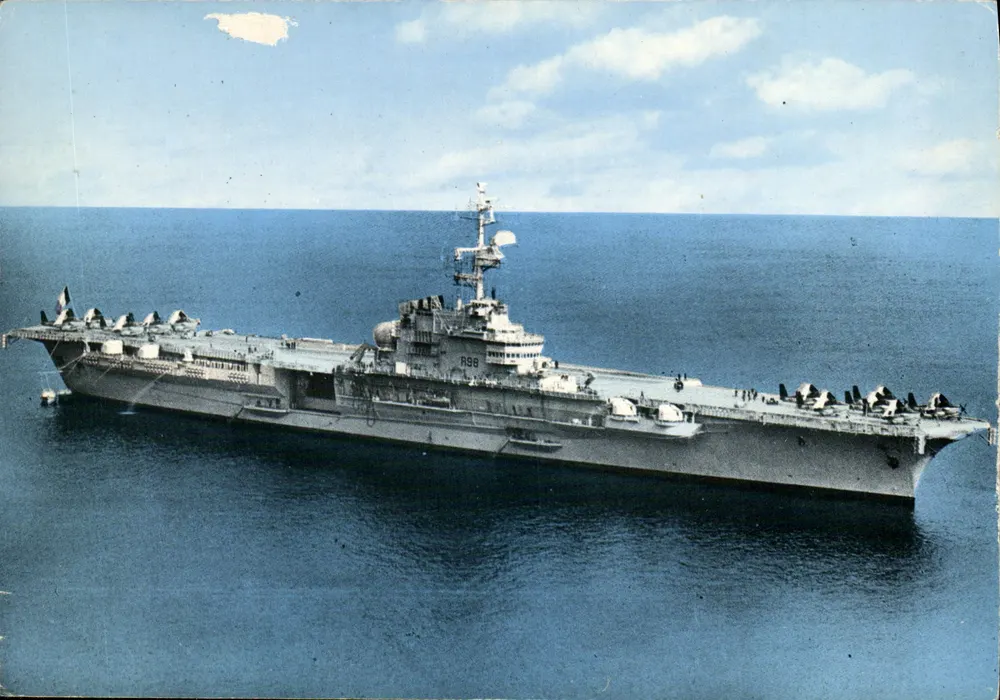 Porte-avions « CLEMENCEAU » — vue de profil en mer — Éditions S.E.P.T. F.M. NICE - Frente