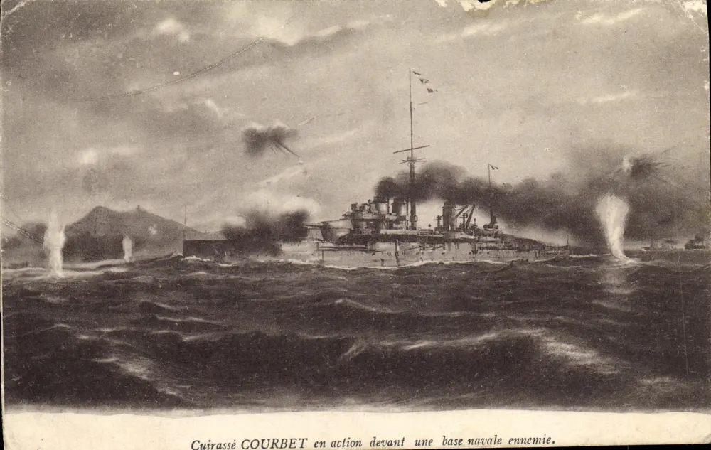 Panzerkreuzer COURBET in Aktion vor einer feindlichen Marinebasis — Verlag: 'C. L. B. & Cie' (gedruckt unten) - Vorderseite