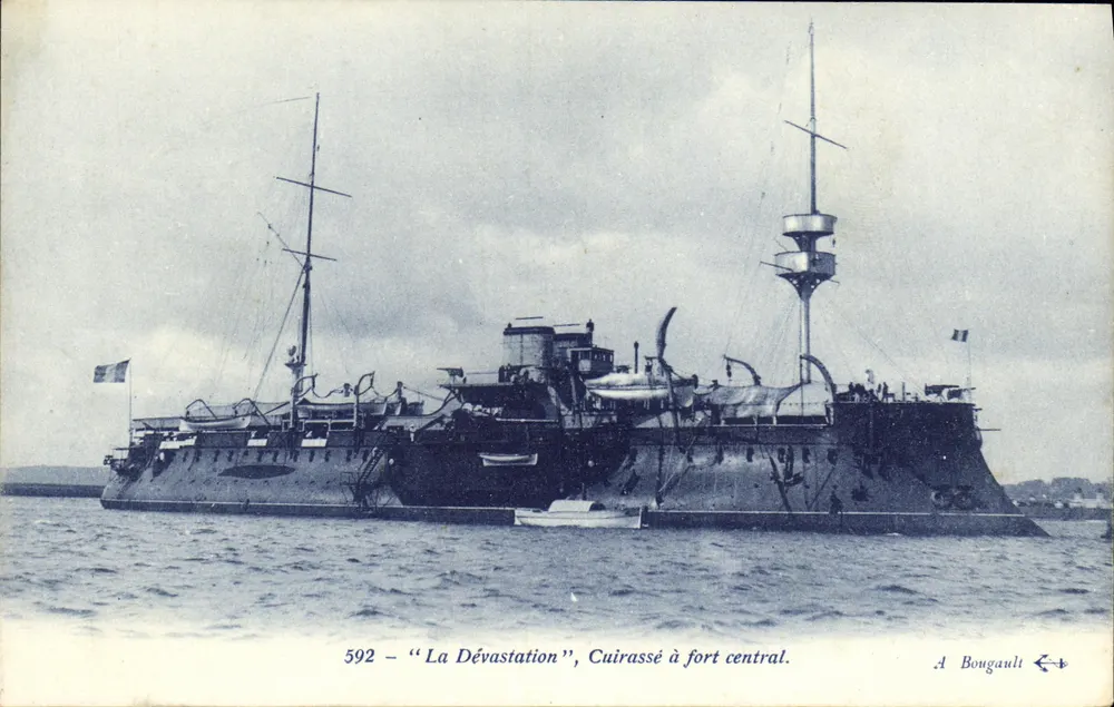 A Devastação — Navio de couraça com fortificação central — A. Bongault, n° 592 - Frente