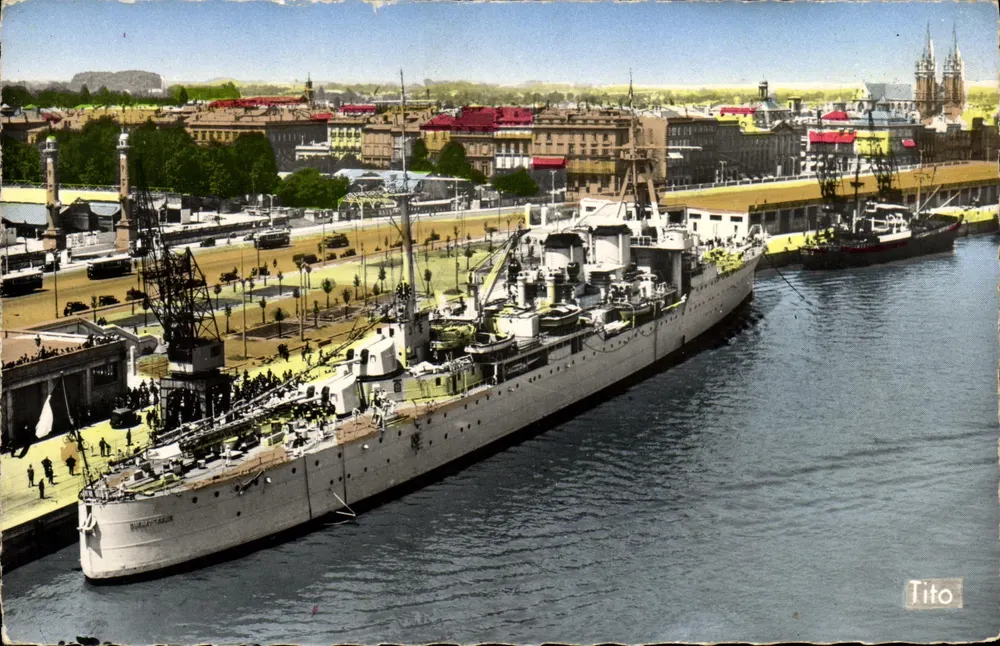 Militärschiff am Kai — Hafenansicht — Tito - Vorderseite