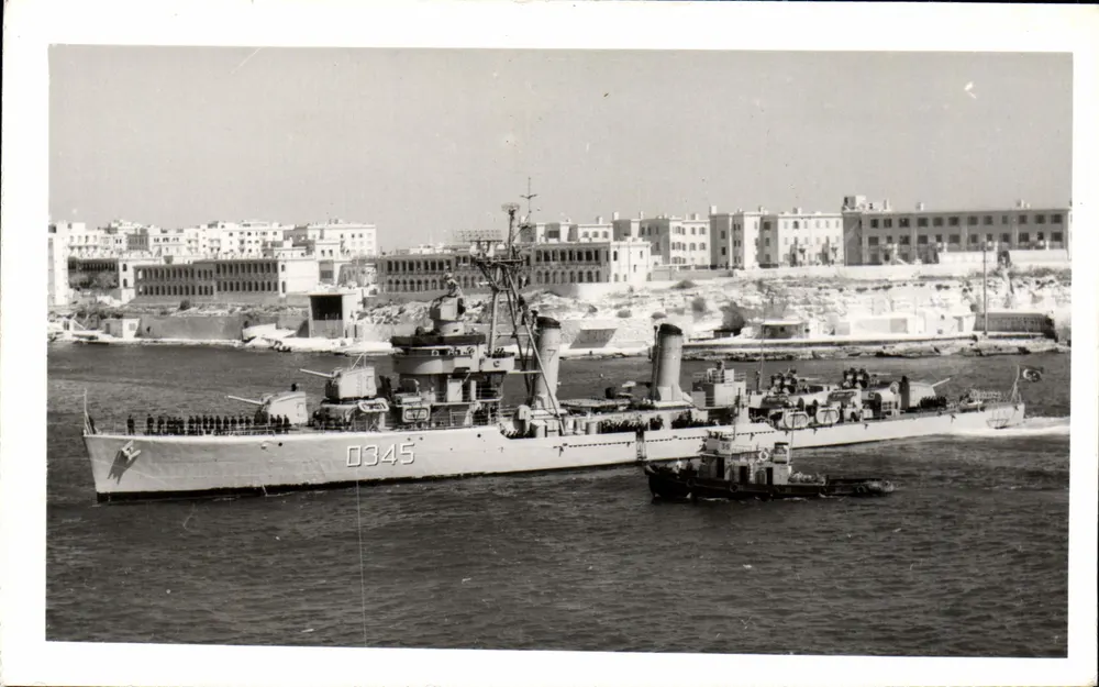 Désiré da classe Daring — 0345 — Anthony & Joseph Pavia, Valletta - Frente