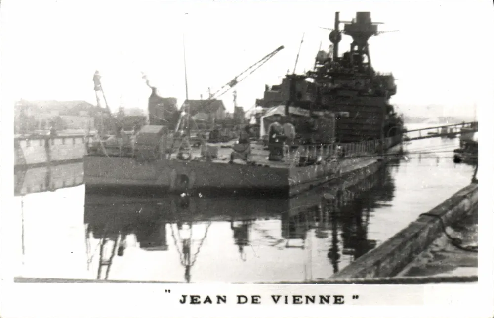 Navio "Jean de Vienne" — em um estaleiro naval — editor Marius Bar - Frente