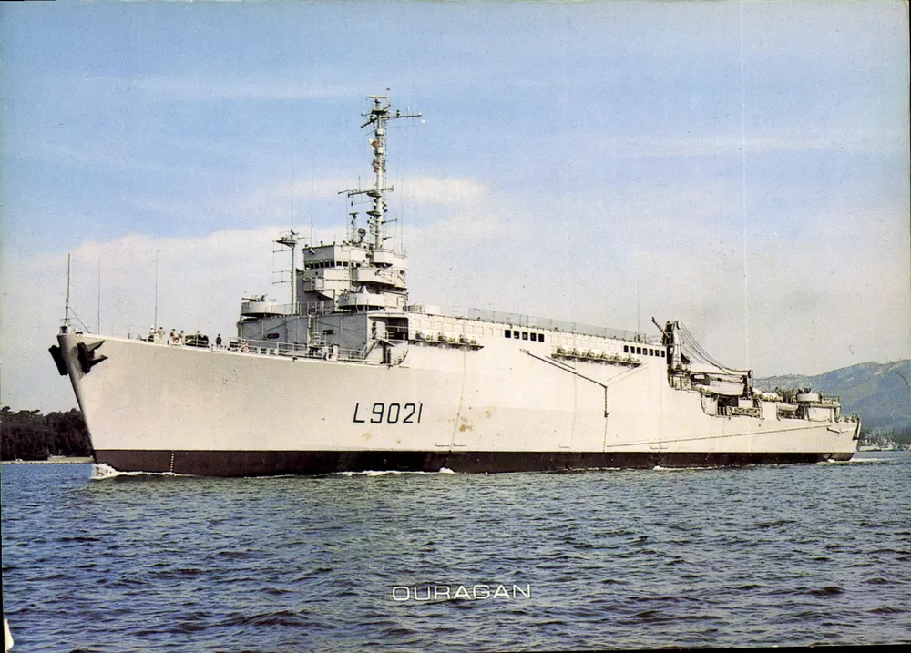 상륙 수송선 "OURAGAN" — L9021 — Éditions Marius BAR - 앞면