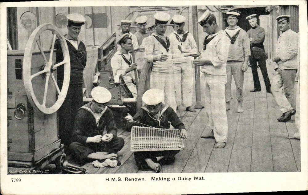 H.M.S. Renown — Fabricação de um tapete de margaridas — Foto Galle & Poldey C°, n°7789 - Frente