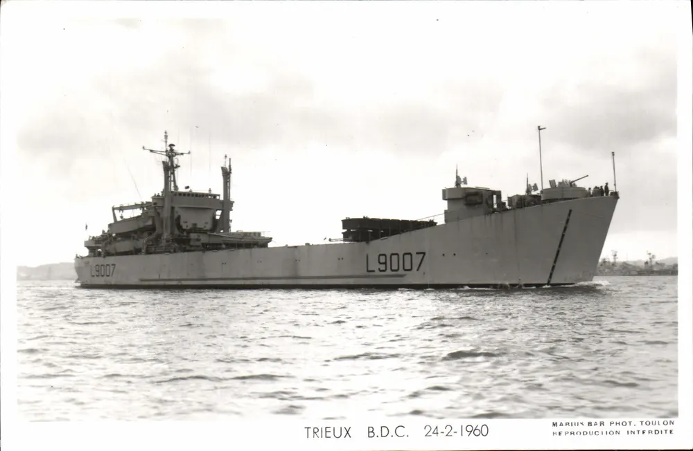 O navio L9007 — Trieuux — fotografado em Toulon em 24-2-1960 — Marius Bar - Frente