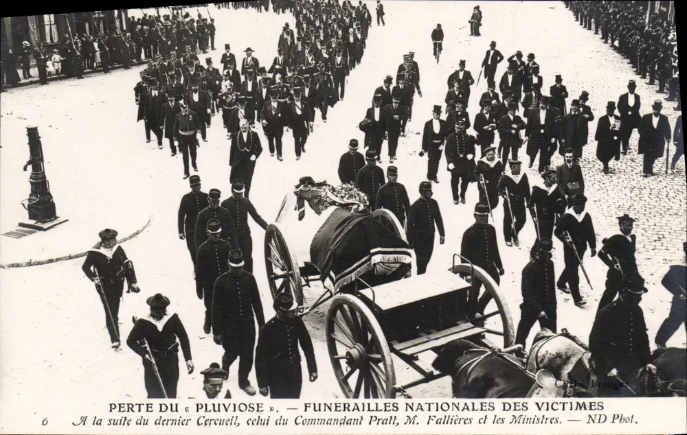 Nationale Trauerfeier für die Opfer — Nach dem letzten Sarg, dem des Kommandanten Pratt, Herr Fallières und die Minister — ND Phot. - Vorderseite