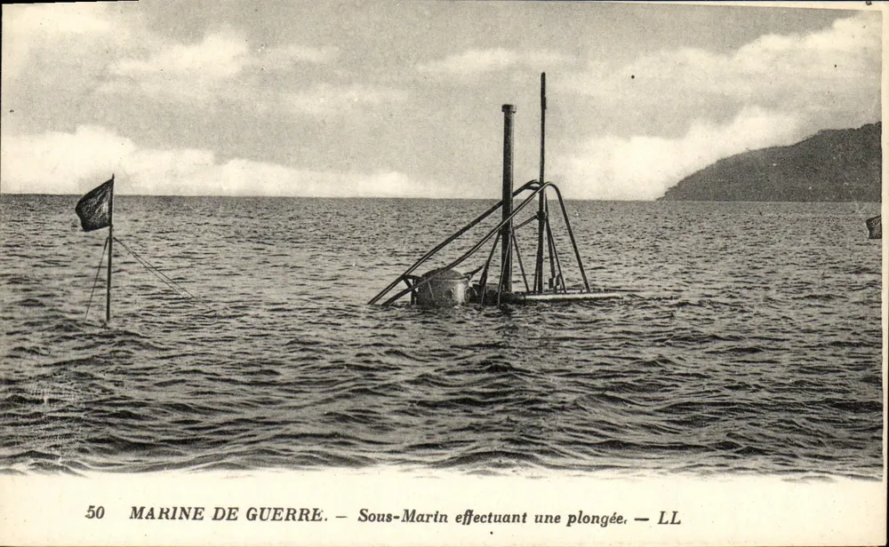 Submarino realizando uma mergulho — Marinha de Guerra — LL - Frente