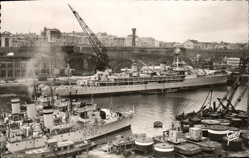Brest (Finistère) — Der Schulkreuzer Jeanne d'Arc am Werftgelände — Éditions GABY - Vorderseite