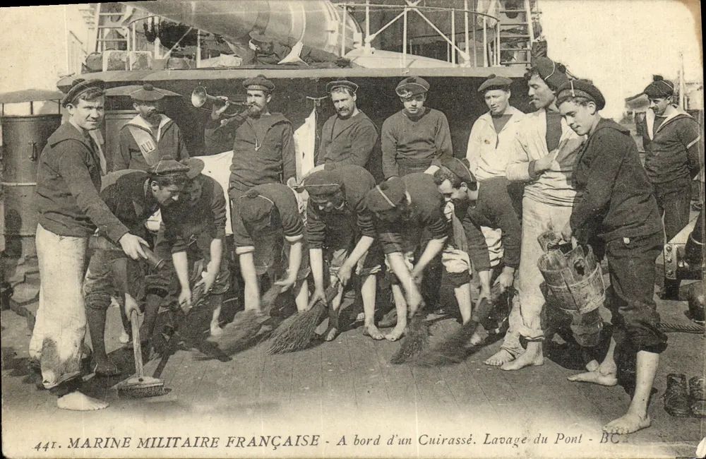 Französische Marine — An Bord eines Panzerschiffs. Deckreinigung — BC - Vorderseite