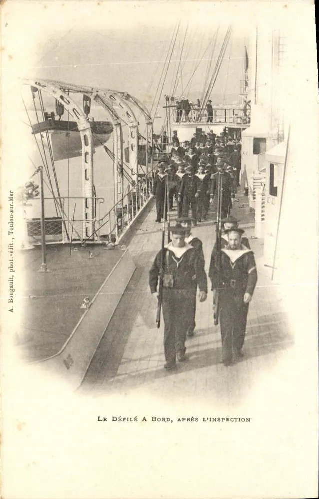 Parade auf dem Schiff nach der Inspektion — Toulon-sur-Mer — A. Bougault, Foto-Verlag - Vorderseite