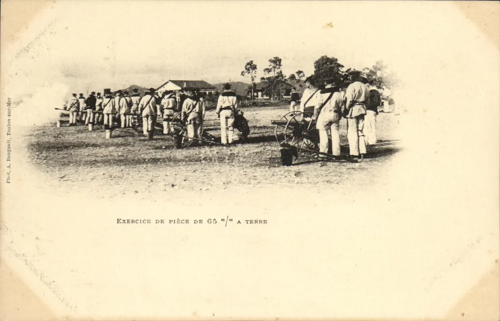 Feldübung einer 65 mm Kanone auf Land — Toulon-sur-Mer — Foto. A. Bourgault - Vorderseite