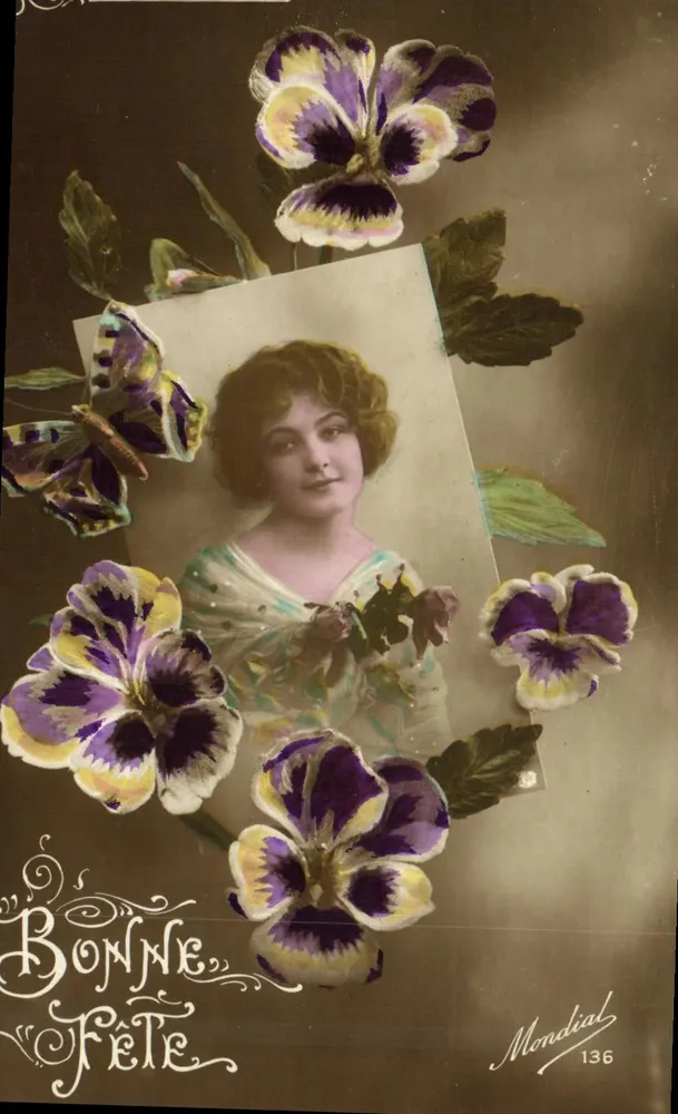 Frau mit Blumenstrauß — Dekoration aus violetter Veilchen und Schmetterling — Mondial 136 - Vorderseite