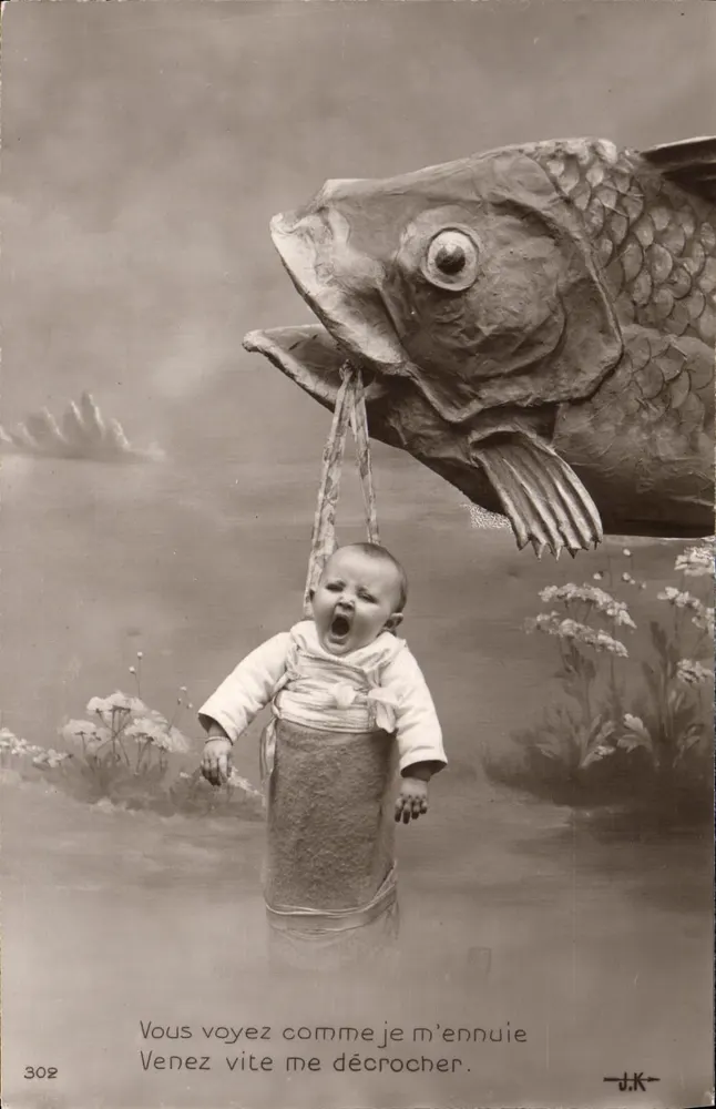 Baby an einem großen Fischkopf aufgehängt — J.K. — Nr. 302 - Vorderseite