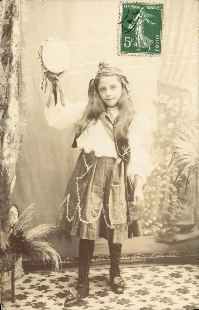 Mädchen im Volkskostüm — Studiofotografie — unbekannter Verleger, Seriennummer 97 - Vorderseite