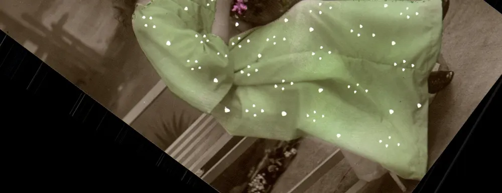 Frau in grüner gestreifter Robe — Detail der Robe — n°1012 - Vorderseite