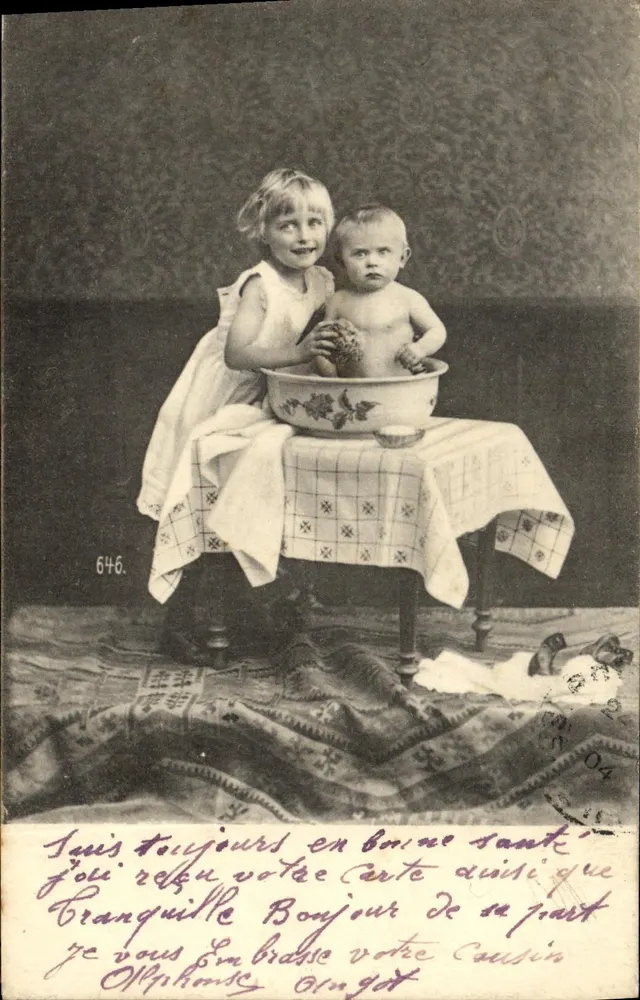 Zwei Kinder — ein Mädchen sitzt mit einem Baby in einer Schüssel — anonymer Verlag, Nr. 646 - Vorderseite