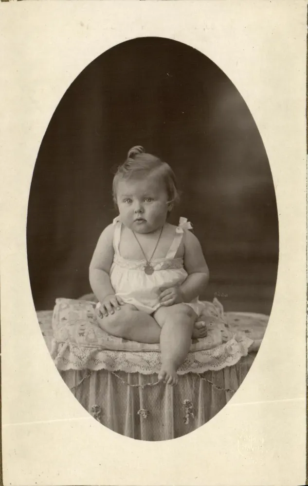 Babysitzend — Portraitstudio — Photo-Lambert, Le Havre - Vorderseite