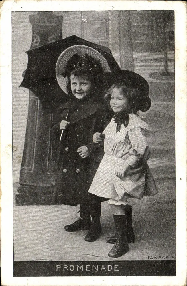 Zwei Kinder unter einem Regenschirm — Spaziergang — P.W. PARIS - Vorderseite