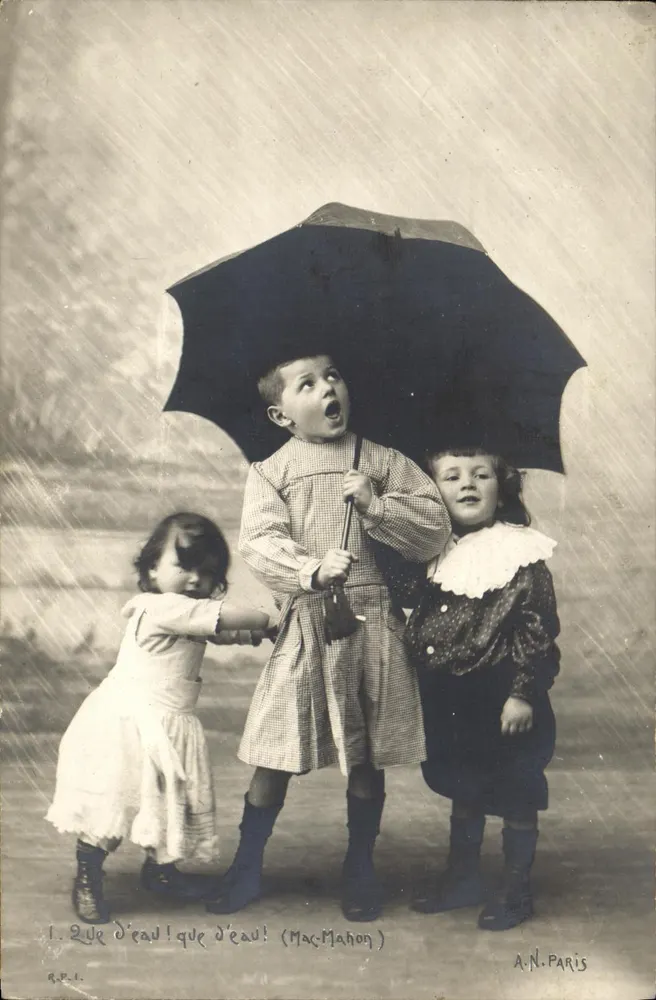 Trois enfants sous un parapluie — Mac-Mahon — A.N. PARIS - Recto