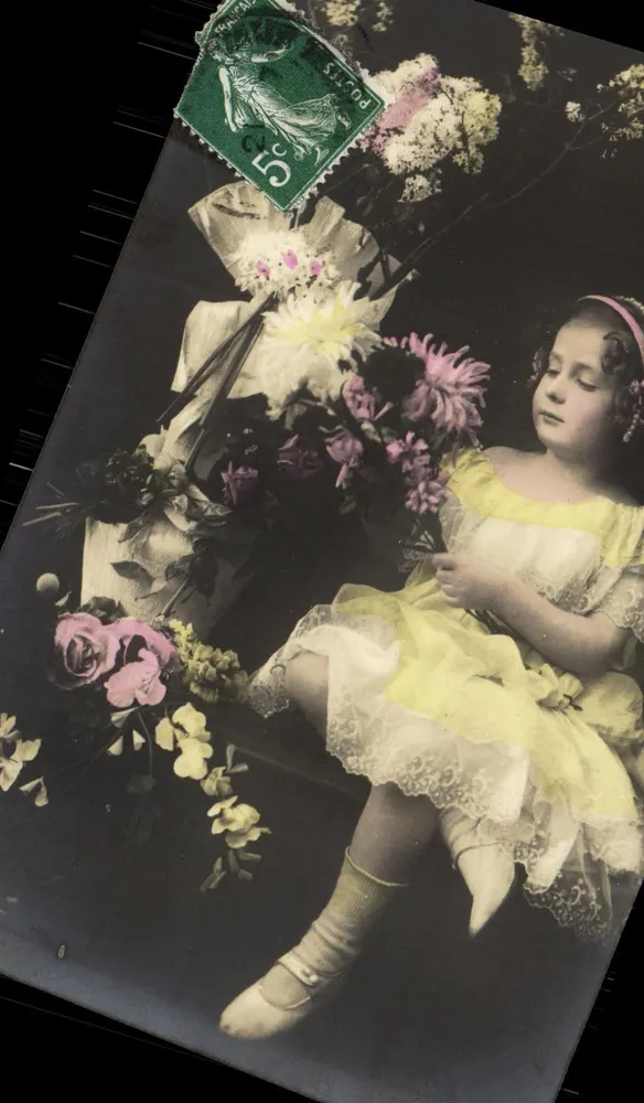 Mädchen in gelber Robe unter Blumen — unbekannter Verlag, Seriennummer nicht sichtbar - Vorderseite