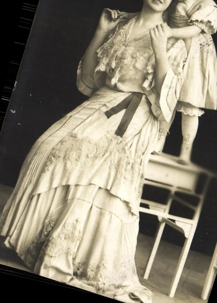 Frau in geschmücktem Kleid mit Kind — Schweiz, um 1910 — Verlag nicht sichtbar - Vorderseite