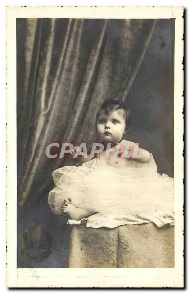 Baby in Seidenkleid — Fotostudio — unbekannter Verleger - Vorderseite