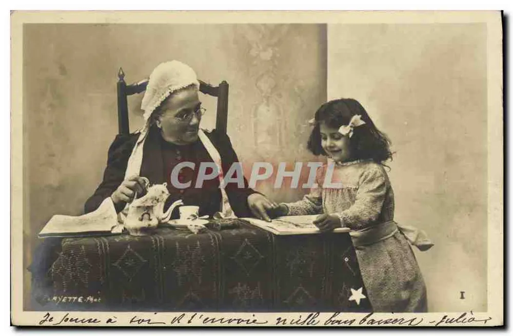 Frau und Kind spielen mit der Teekanne — Foto von LAYETTE — Serie I - Vorderseite