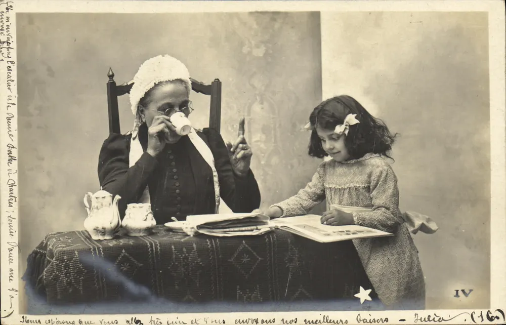 Frau und Kind am Tisch — Studiofoto — Atelier Julia (n° IV, 162) - Vorderseite
