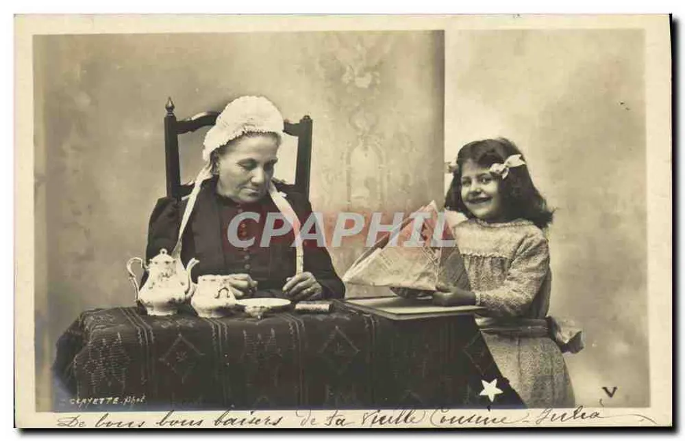 Eine Großmutter und eine Enkelin am Tisch — Photographie von Clayette, Fotografie — V - Vorderseite